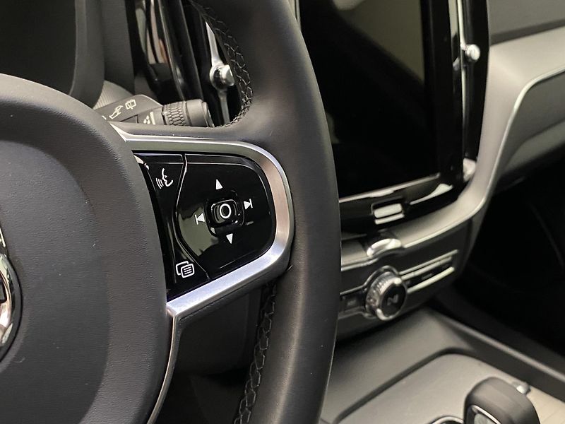 Volvo XC60 B4 AWD DARK PLUS AUT CZ - fotka 21 z 60