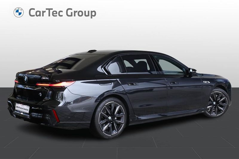 BMW i7 M70 - fotka 3 z 38