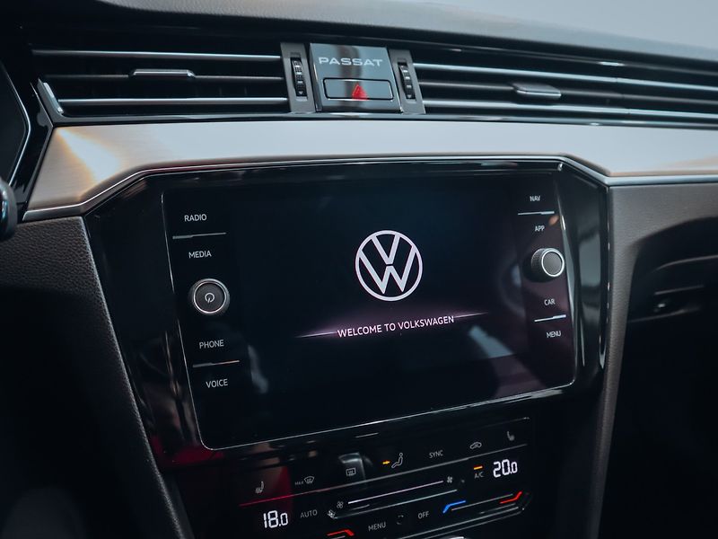 Volkswagen Passat 1.5 TSI 110 kW DSG Elegance - fotka 12 z 28