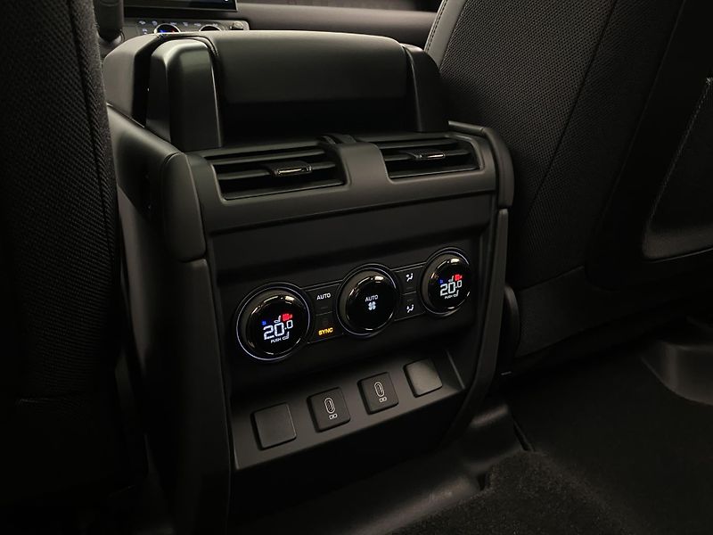 Land Rover Defender (2026) OCTA BLACK AWD AUT - fotka 75 z 81