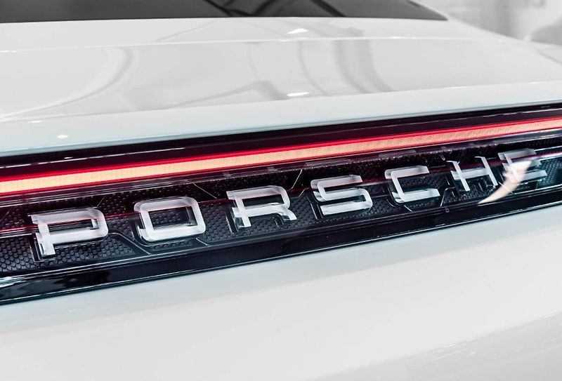 Porsche Taycan 4 SportDesign Matrix ACC 360 - fotka 9 z 22