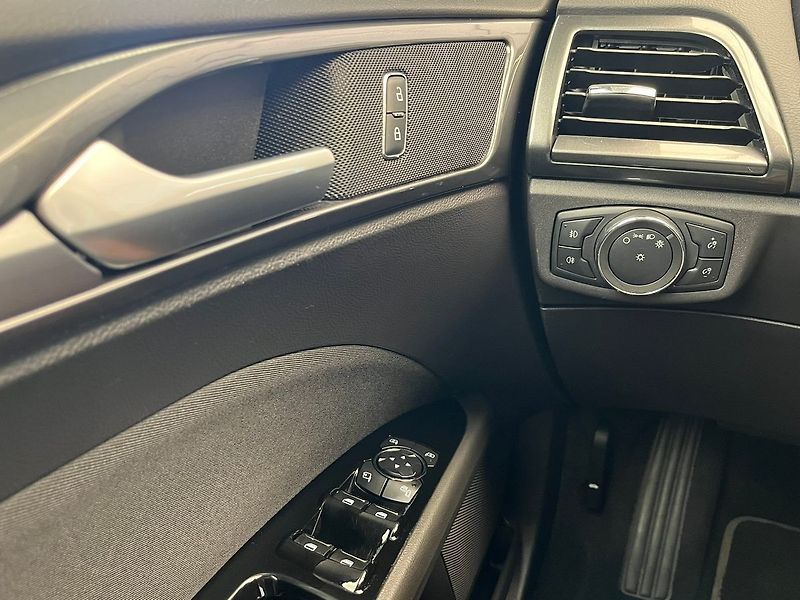 Ford Mondeo 2.0 EB 140 kW Titanium servis - fotka 24 z 56
