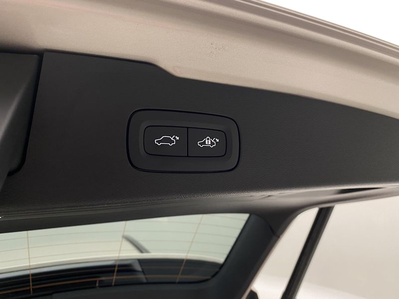 Volvo V60 T6 AWD PLUG-IN DARK REZERVACE - fotka 31 z 58