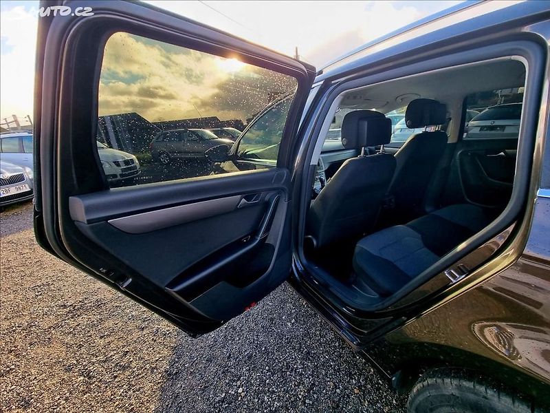 Volkswagen Passat (2012) 1,6 TDi 77KW - fotka 11 z 23