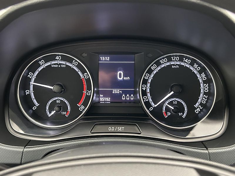 Škoda Fabia 1.0 TSI Active Plus - fotka 10 z 23