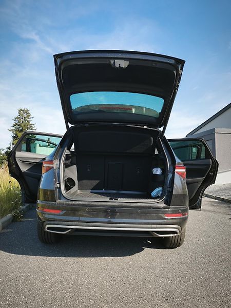 Škoda Karoq (2023) S-line 2.0 TSI 140 kW 4x4 DSG - fotka 12 z 27