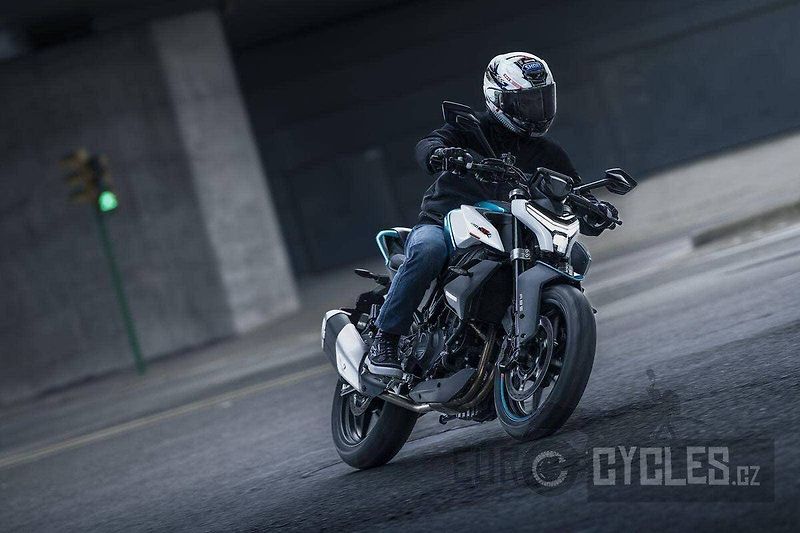 CFMOTO 450 NK (2026) - fotka 13 z 20