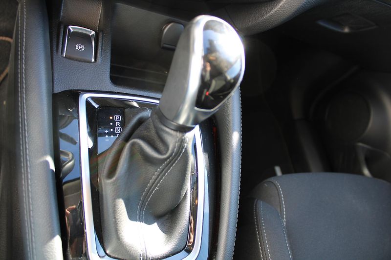 Nissan Qashqai 1.3 DiG-T 1.Majitel ČR Panoram - fotka 18 z 25