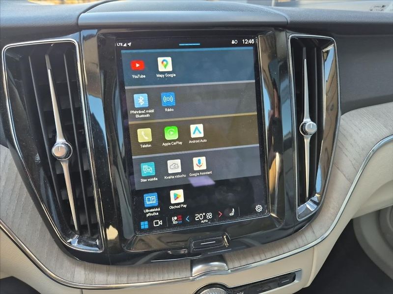 Volvo XC60 2,0 T6 AWD RECHARGE PANORAMA - fotka 16 z 17