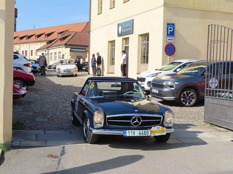 Michal a Jonáš Pavlíčkovi na startu. Rallye Spring Classic startovalo v sobotu 12. dubna dopoledne z jihočeského Tábora. Na trasu 231 kilometrů vyrazilo 100 posádek.