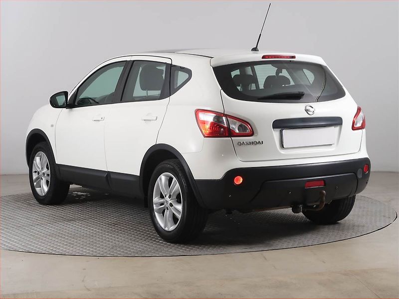 Nissan Qashqai (2010) 1.6, Tempomat, Park. senzory - fotka 4 z 14