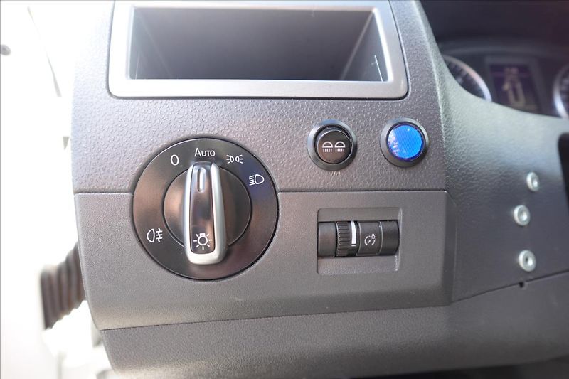 Volkswagen Caravelle 2,0 TDi  L2H1 8MÍST KLIMA - fotka 27 z 37
