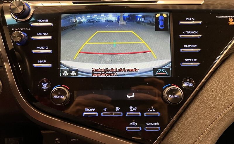 Toyota Camry 2,5 Hybrid AT Executive - fotka 7 z 17