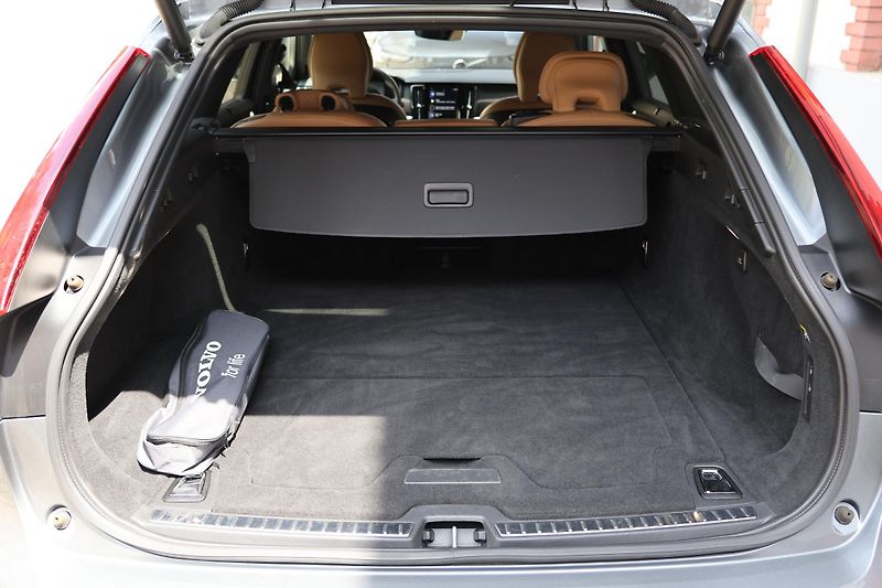 Volvo V90 (2018) D5 AWD Cross Country Pro - fotka 22 z 25