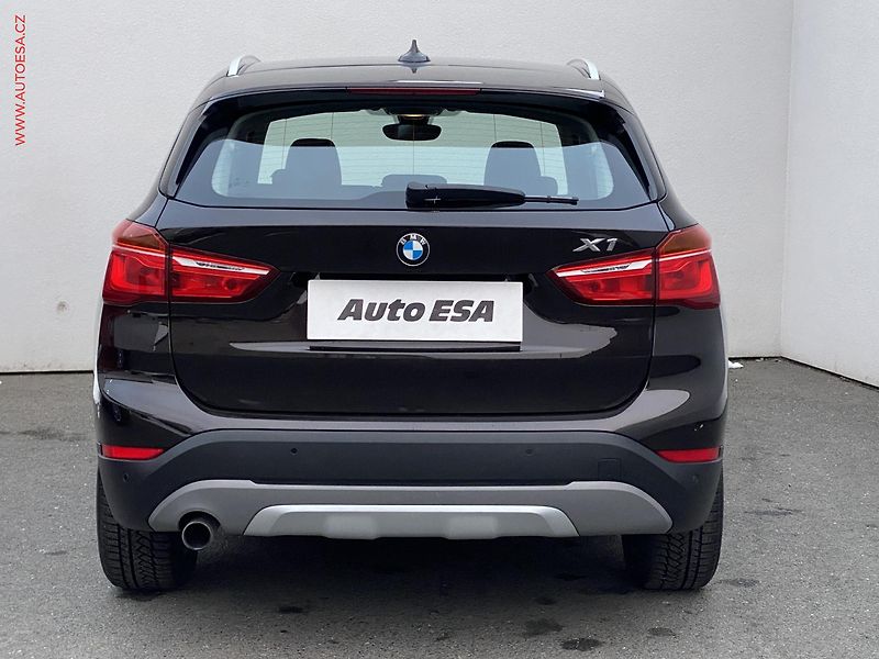 BMW X1 (2017) 1.5i sDrive 18i - fotka 5 z 18