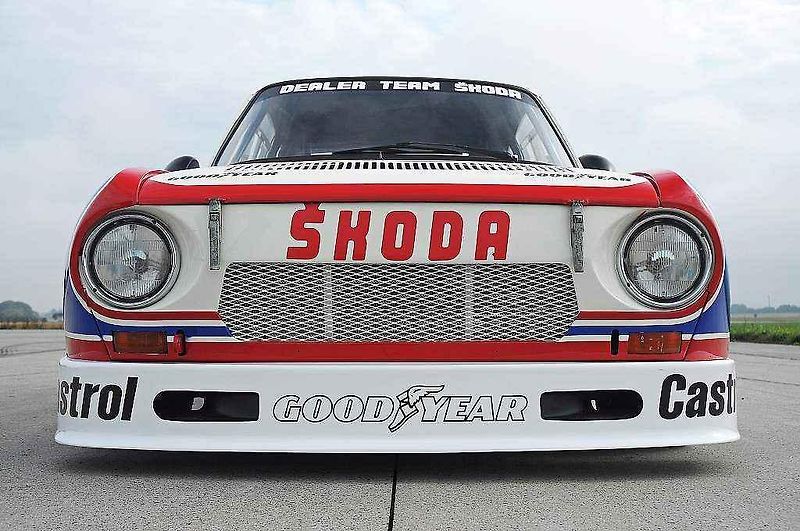 Škoda 130 RS. Vlevo je okruhová verze z roku 1981, vpravo soutěžní provedení z roku 1977.