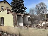 Kvůli stavbě dálnice D11 zbourali dělníci dům v Náchodské ulici v Trutnově Poříčí.