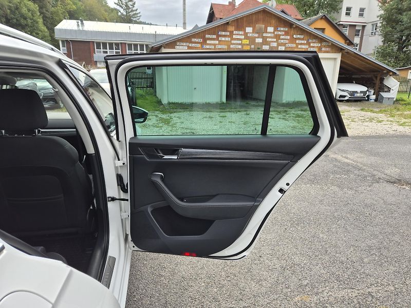 Škoda Superb Combi 2,0TDi 110kw DSG 17ALU - fotka 43 z 53