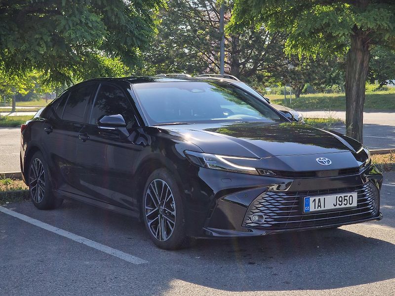 Toyota Camry (2024) 2.5 Hybrid EXECUTIVE - fotka 2 z 23