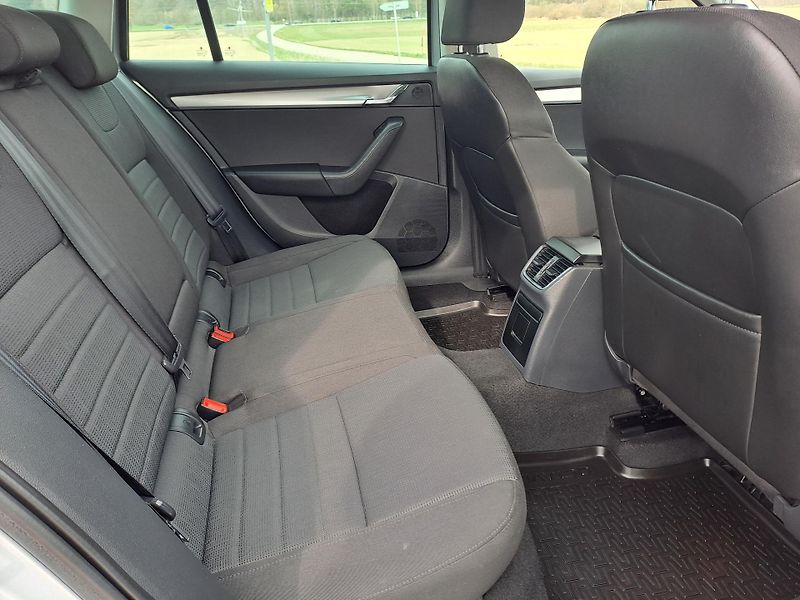 Škoda Octavia (2014) 1.6 TDi DSG PĚKNÝ STAV - fotka 16 z 33