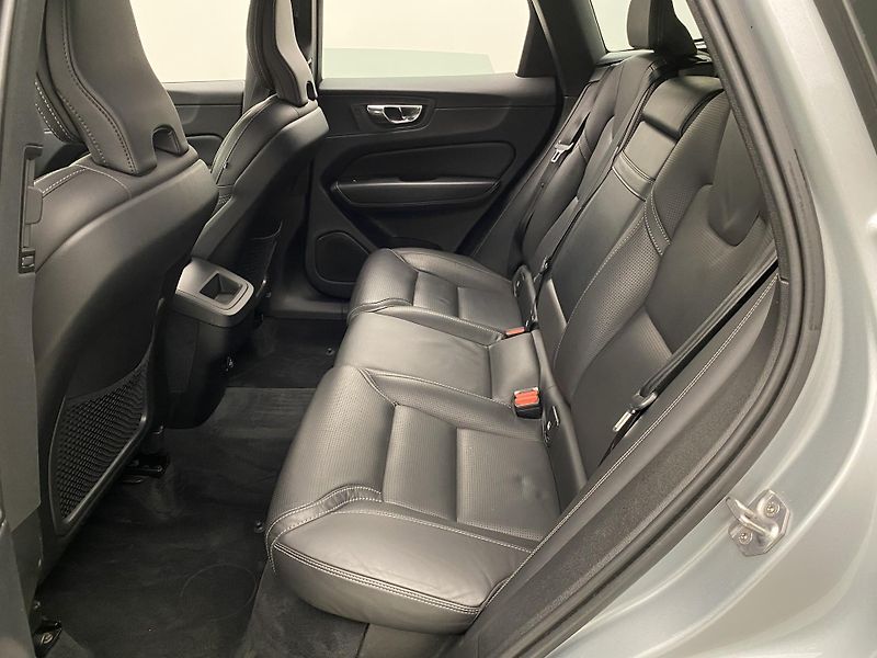 Volvo XC60 D4 AWD R-DESIGN REZERVACE - fotka 5 z 44