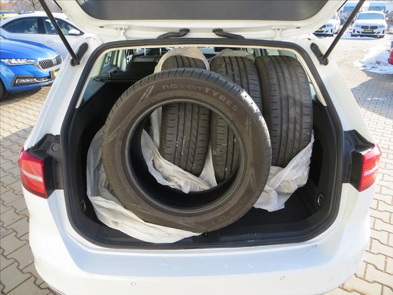 Volkswagen Passat 2,0 TDI 140kW 4MOT DSG H-Line - fotka 8 z 23