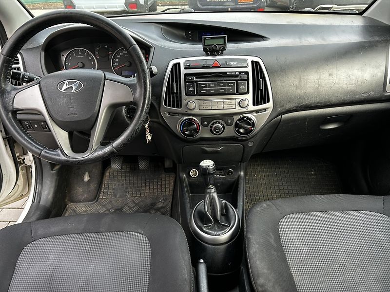 Hyundai i20 1.3 /63kW - fotka 9 z 16