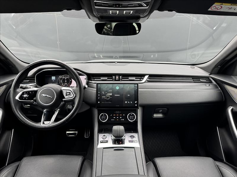 Jaguar F-Pace 3,0 D300 R-Dynamic SE ZÁRUKA - fotka 15 z 32