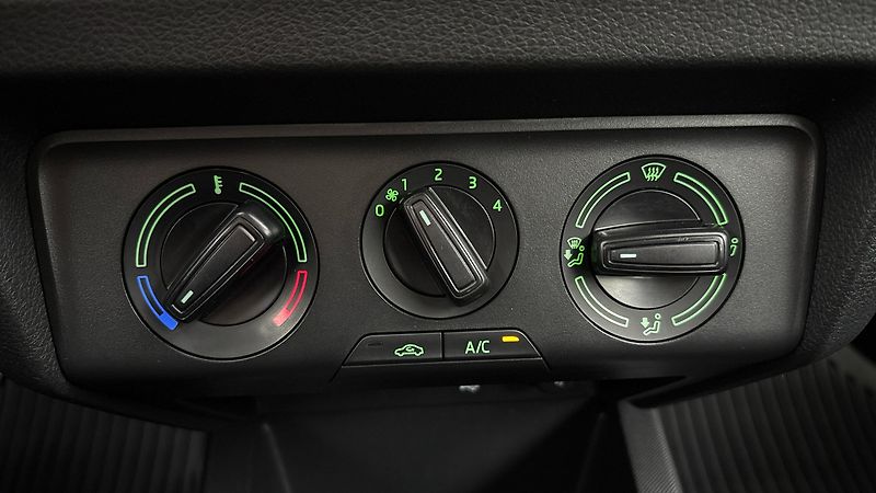 Škoda Fabia 1.0 TSI Ambition Combi - fotka 13 z 23