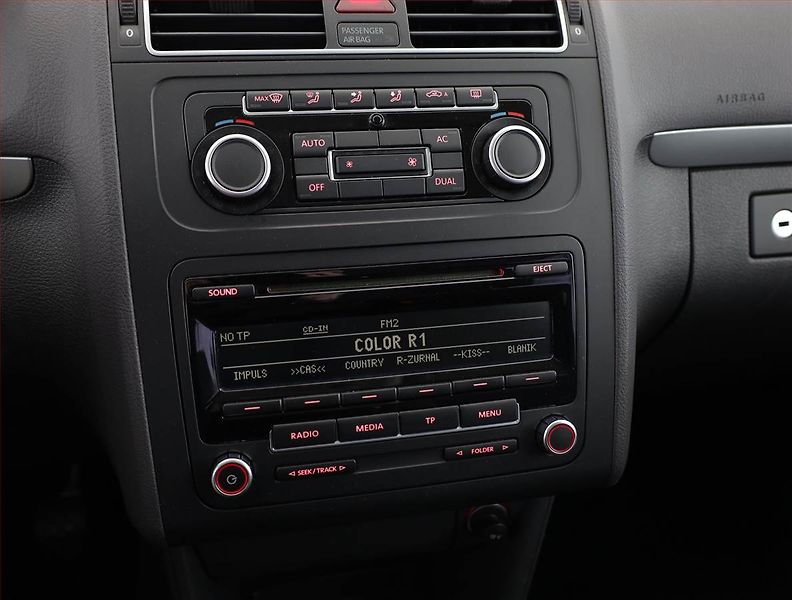 Volkswagen Touran (2011) 1.6 TDI, 7 míst, Tempomat - fotka 9 z 18