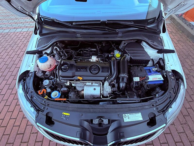 Škoda Octavia 2.0 TDi Elegance, Navi - fotka 24 z 27