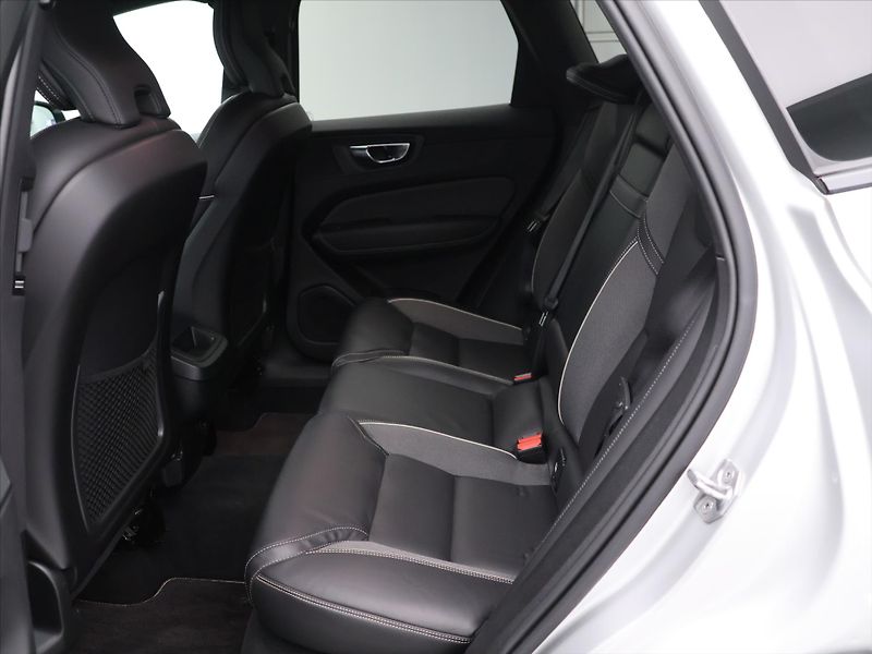 Volvo XC60 2.0 B4 145kW R-Design CZ Aut. - fotka 15 z 35
