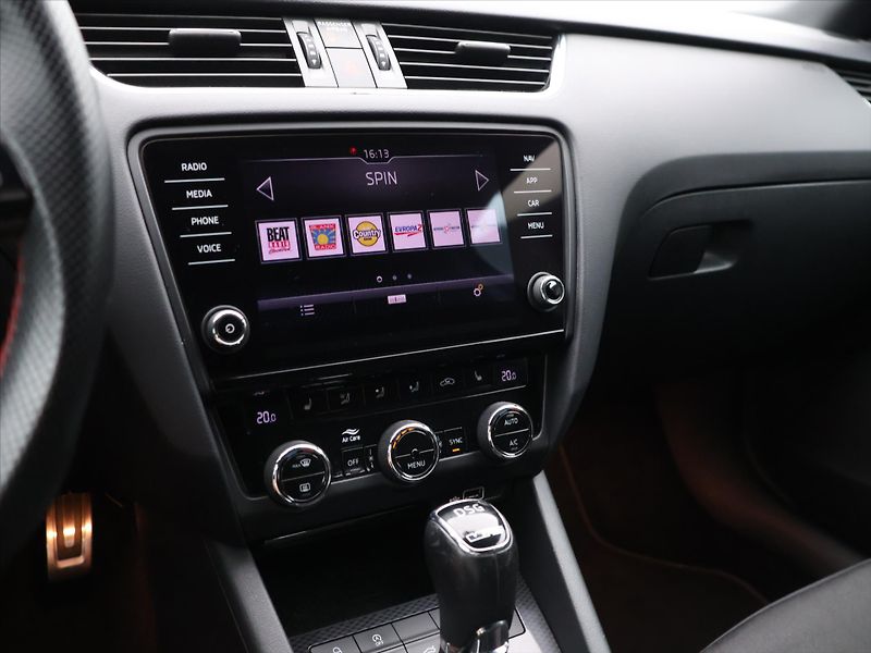 Škoda Octavia 2,0 TDI 135kW CZ Challenge DSG - fotka 17 z 28