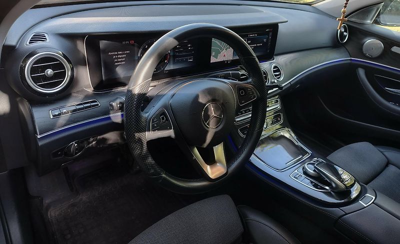 Mercedes-Benz Třídy E (2017) Mercedes E 350 D 4 matic - fotka 12 z 24