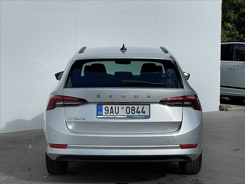 Škoda Octavia 2,0 TDI Combi Ambition Plus - fotka 22 z 23