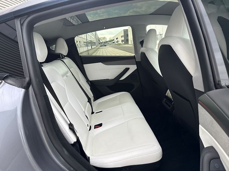 Tesla Model Y (2025) - fotka 36 z 76