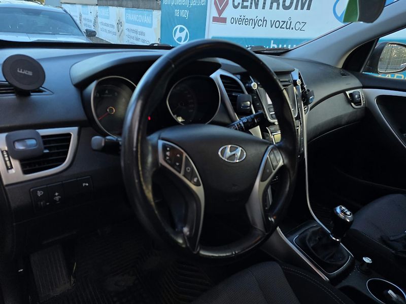 Hyundai i30 1.6-PĚKNÁ VÝBAVA-ODĚRKY - fotka 4 z 12