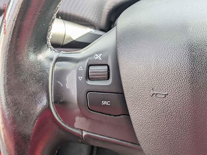 Peugeot 2008 (2016) 1.2PT, AC, temp, park.asist - fotka 16 z 17