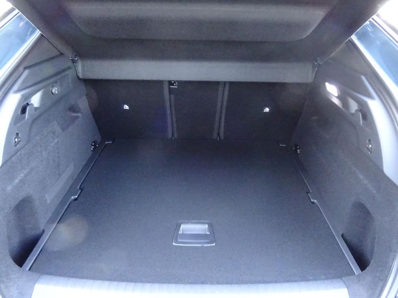 Peugeot 3008 (2026) BUSINESS Hybrid 145k e-DCS6 - fotka 12 z 49
