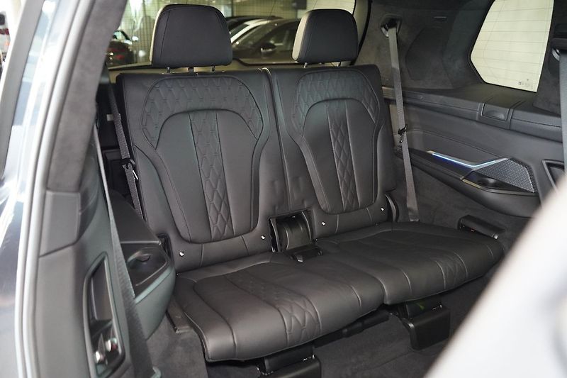 BMW X7 M50i xD, Executive Drive Pro - fotka 47 z 50