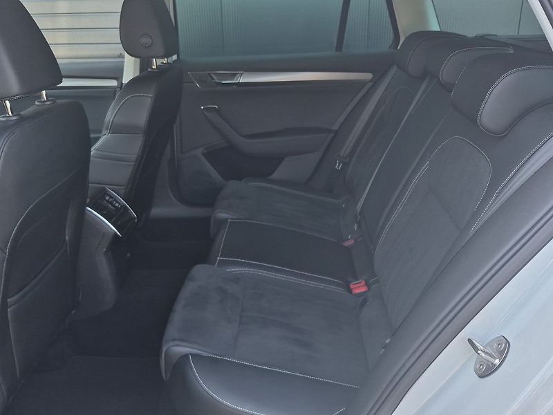 Škoda Superb Combi 2.0 TSI DSG Style+ 140 k - fotka 10 z 25