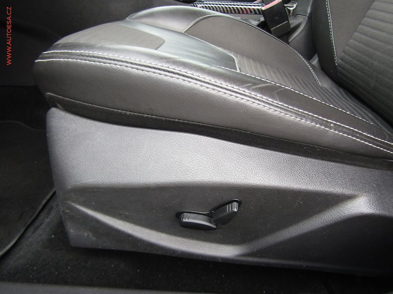 Ford Focus (2015) 2.0 TDCi, Titanium, AT, bixen - fotka 11 z 20
