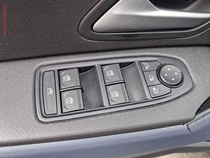 Dacia Duster (2024) 1.0 TCe, 1.maj,ČR, Journey - fotka 15 z 21