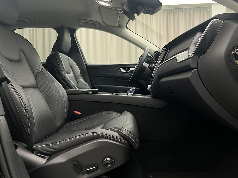 Volvo XC60 B5 AWD DARK PLUS AUT - fotka 18 z 45