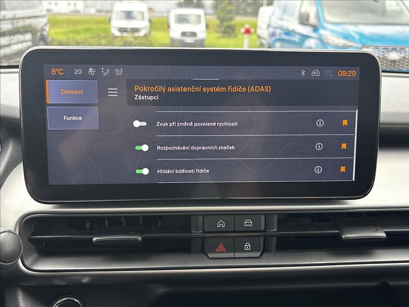 Jeep Avenger 1,2 Turbo e-hybrid Summit - fotka 33 z 42