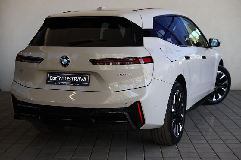 BMW iX xDrive45 - fotka 3 z 17