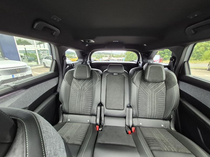 Peugeot 5008 (2025) GT Hybrid 136 e-DCS6  - fotka 21 z 23