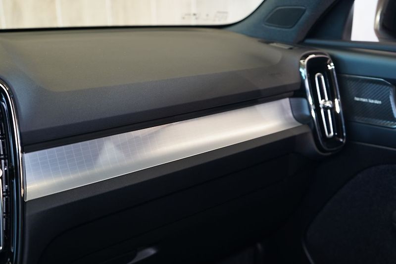 Volvo XC40 B3 Plus Dark, ACC, BLIS - fotka 37 z 43