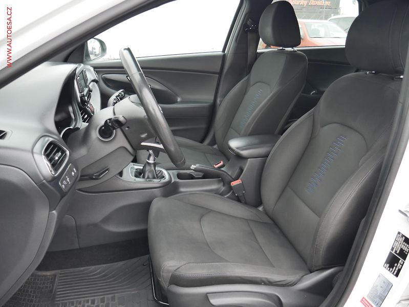 Hyundai i30 (2018) 1.4T-GDi, 2.maj,ČR, AC, park - fotka 9 z 21