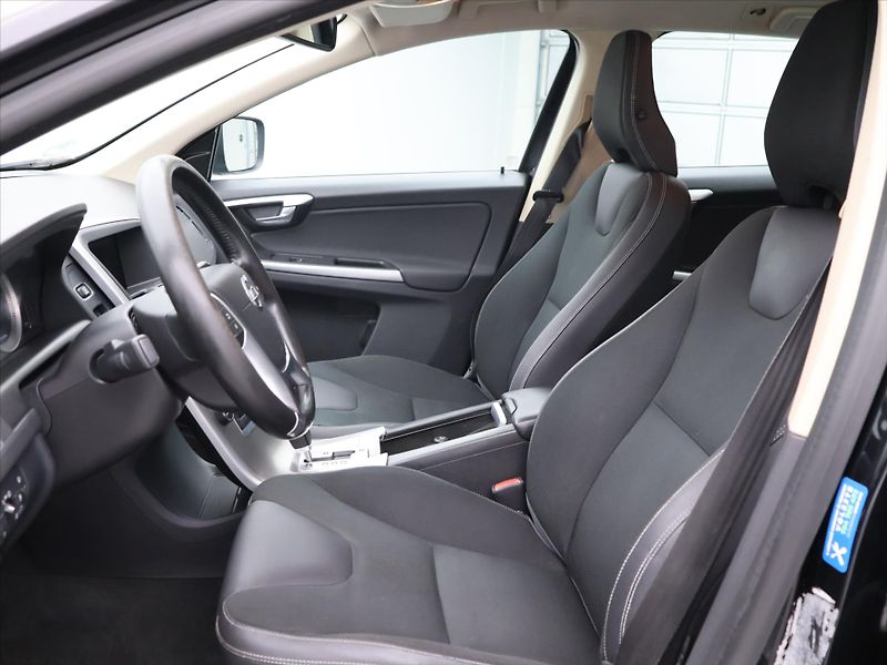 Volvo XC60 2,4 D3 120kW Momentum AWD AUT - fotka 11 z 33